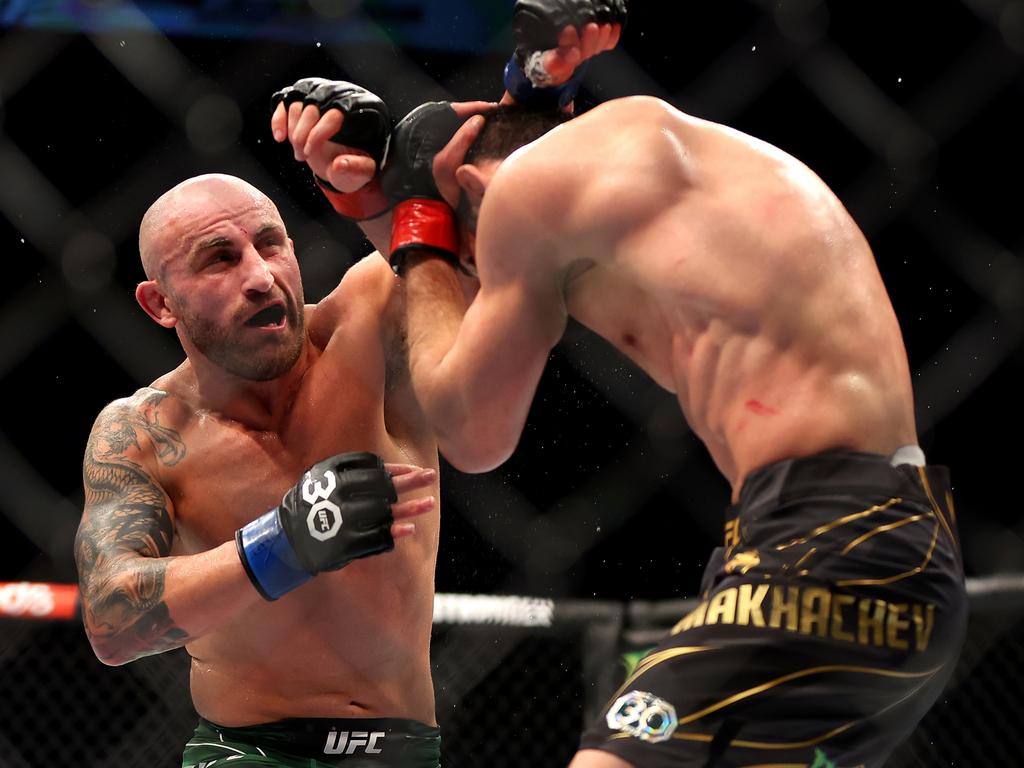 Alex Volkanovski battles Islam Makhachev at UFC 284. Picture: Paul Kane/Getty Images.