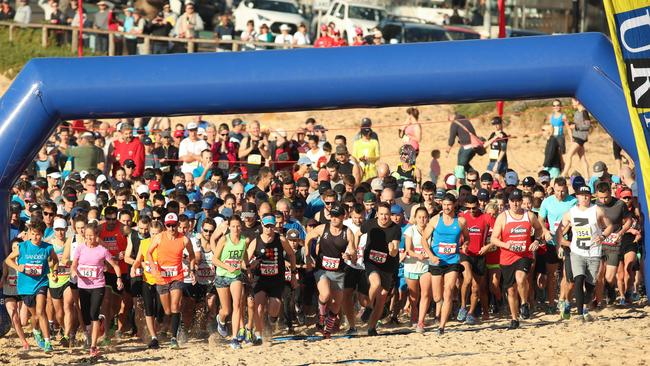 The crowded starting line in August 2017 at the popular annual Pub2Pub fun run which took place between Dee Why and Newport. Picture: Julian Andrews