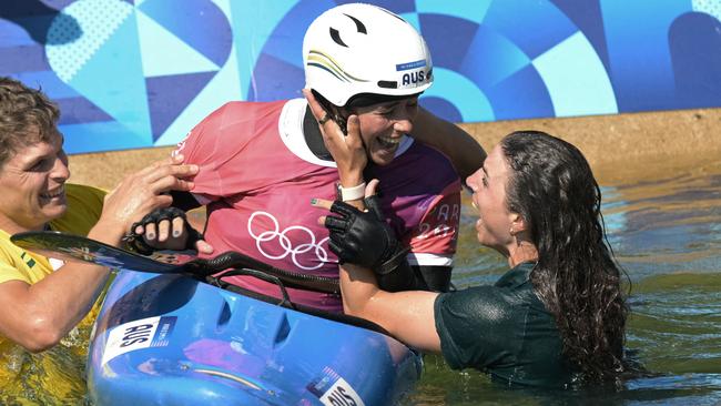 Australia's Jessica Fox (R) congratulates her sister Australia's Noemie Fox for winning in the women's kayak cross final of the canoe slalom competition at Vaires-sur-Marne Nautical Stadium. (Photo by Bertrand GUAY / AFP)