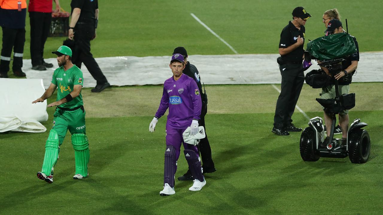 The captains Glenn Maxwell (L) and Ben McDermott after the rain hits.