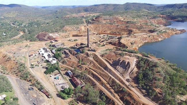 The main feature of the Mount Morgan mine is the huge brick chimney known as the Big Stack, which was built in 1905.