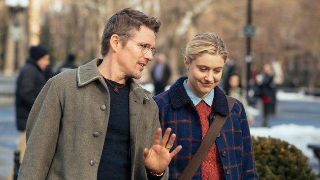 Greta Gerwig (R) and Ethan Hawke in the film Maggies Plan.