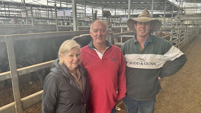 Sellers Bernadette and David Ball from Gerrigerrup, with Glen Gapes from Tarrone at Hamilton cattle sale.