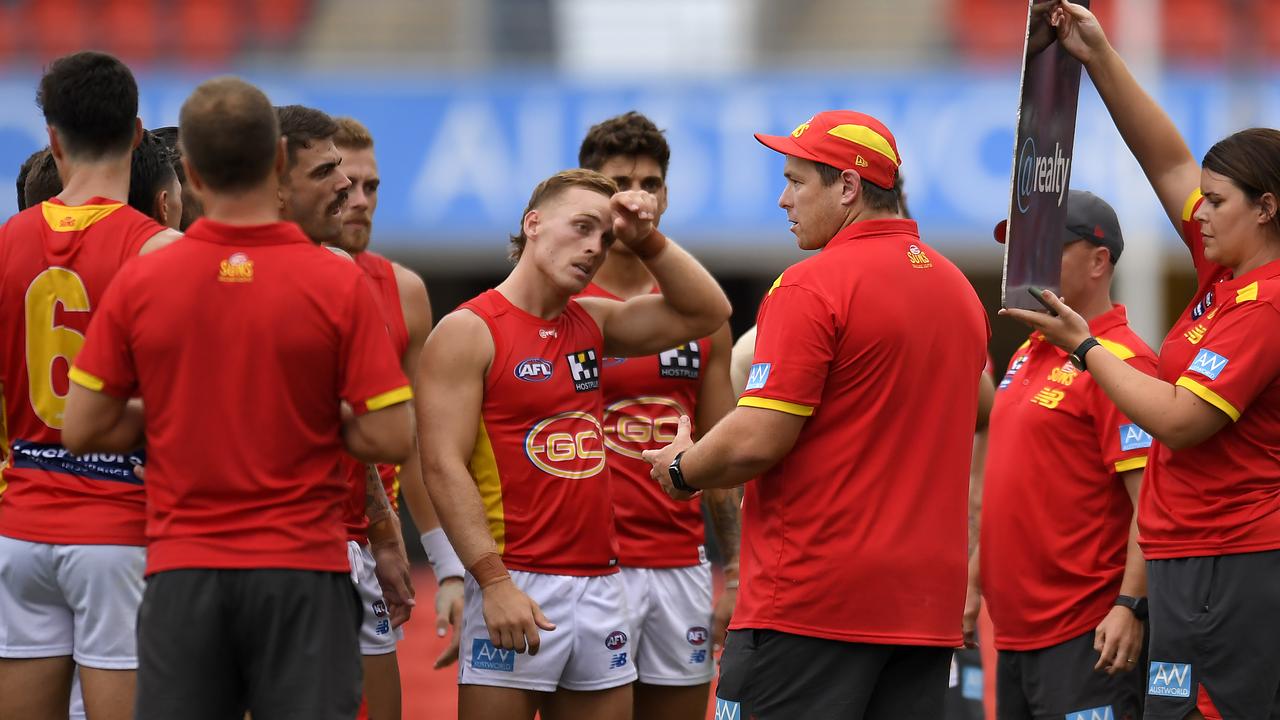 Suns coach Stuart Dew talks to his players. Picture: Getty