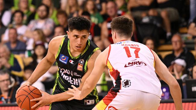 MELBOURNE, AUSTRALIA - JANUARY 27: Reuben Te Rangi of the Phoenix handles the ball during the round 17 NBL match between South East Melbourne Phoenix and Perth Wildcats. Picture: Kelly Defina/Getty Images.