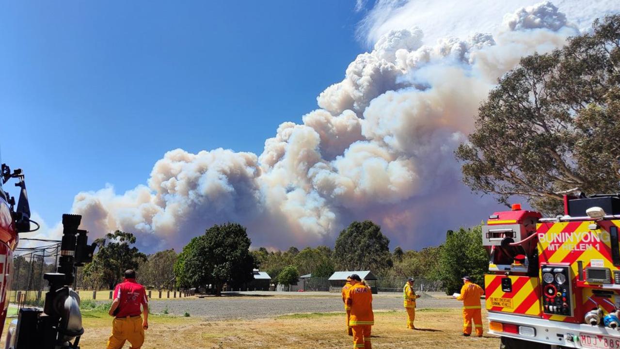 Rural Victoria bushfire near Ballarat still rages, 500 firefighters