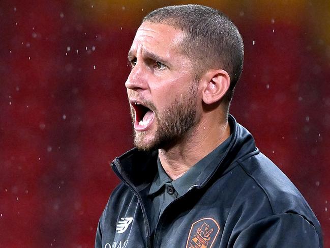 BRISBANE, AUSTRALIA - JANUARY 18: Roar coach Ben Cahn calls out to his players during the A-League Men round 13 match between the Brisbane Roar and Macarthur FC at Suncorp Stadium, on January 18, 2024, in Brisbane, Australia. (Photo by Bradley Kanaris/Getty Images)