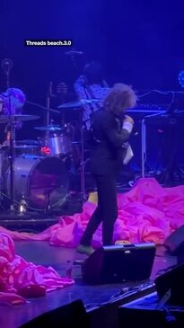 Flaming Lips frontman announces singer's death on stage