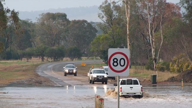 Minor flash flooding on local Mundubbera roads. Photo Kate Benedict / Central &amp; North Burnett Times