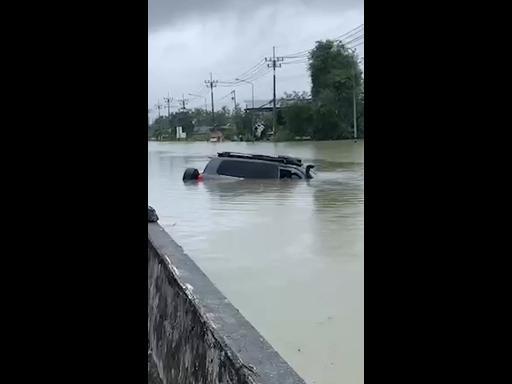 Australian tourist escapes drowning during floods in southern Thailand