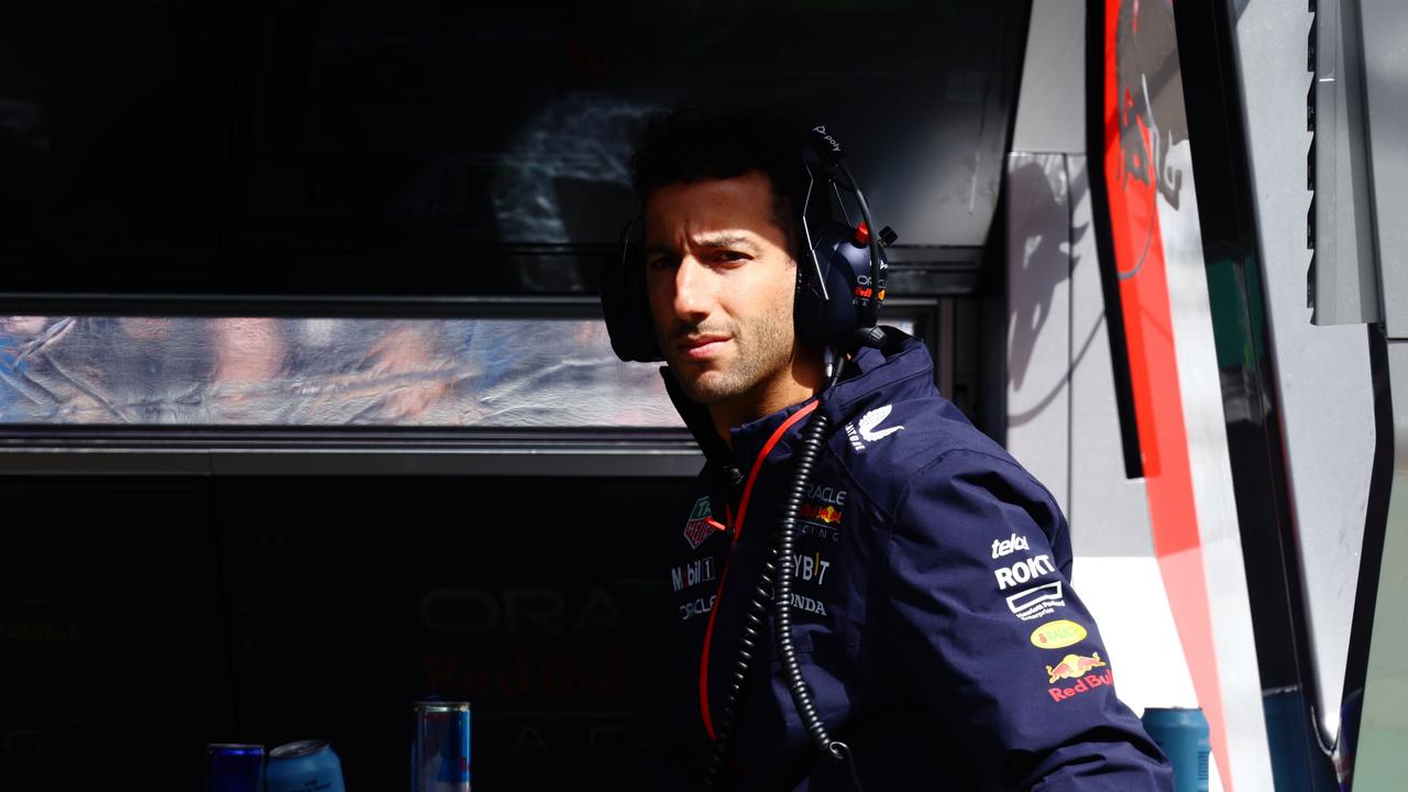 MELBOURNE, AUSTRALIA - MARCH 31: Daniel Ricciardo of Australia and Oracle Red Bull Racing looks on from the pitwall during practice ahead of the F1 Grand Prix of Australia at Albert Park Grand Prix Circuit on March 31, 2023 in Melbourne, Australia. (Photo by Mark Thompson/Getty Images)