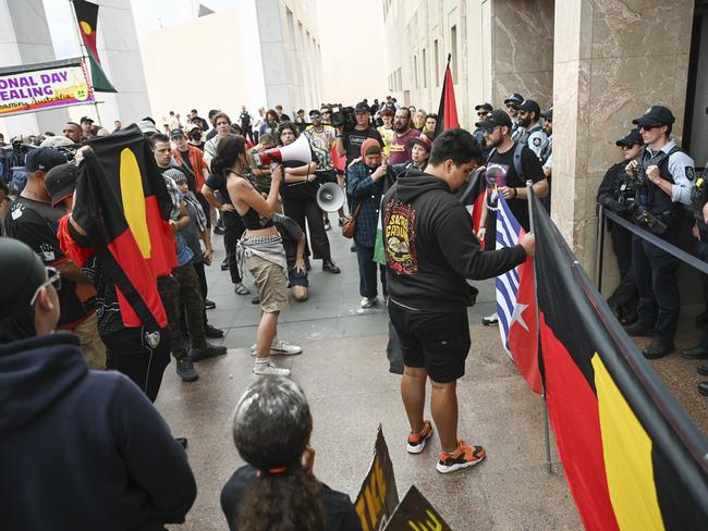 CANBERRA, AUSTRALIA, NewsWire Photos. JANUARY 26 2024: Sovereignty Day protestors breach AFP lines and march to the forecourt of Parliament House in Canberra. Picture: NCA NewsWire / Martin Ollman