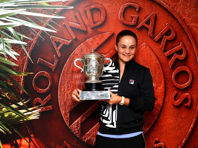 PARIS, FRANCE - JUNE 08: Ashleigh Barty of Australia celebrates victory with the trophy following the ladies singles final against Marketa Vondrousova of The Czech Republic during Day fourteen of the 2019 French Open at Roland Garros on June 08, 2019 in Paris, France. (Photo by Clive Brunskill/Getty Images)