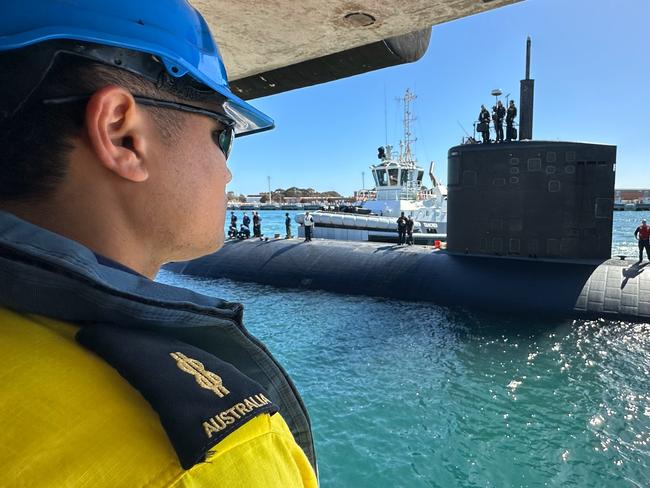 ROCKINGHAM, Western Australia (March 10, 2024) – U.S. Navy Sailors assigned to the Los Angeles-class fast-attack submarine USS Annapolis (SSN 760) and HMAS Stirling Port Services crewmembers prepare the submarine to moor alongside Diamantina Pier at Fleet Base West in Rockingham, Western Australia, March 10, 2024. The nuclear-powered, conventionally-armed submarine is in HMAS Stirling for the second visit by a fast-attack submarine to Australia since the announcement of the AUKUS (Australia, United Kingdom, United States) Optimal Pathway in March 2023. (U.S. Navy photo by Cmdr. Erik Wells)