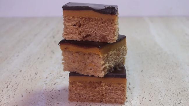 Banana caramel slice