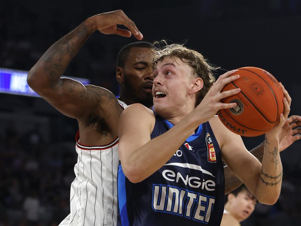 Illawarra’s Gary Clark defends against Melbourne Utd’s Luke Travers. Getty Images