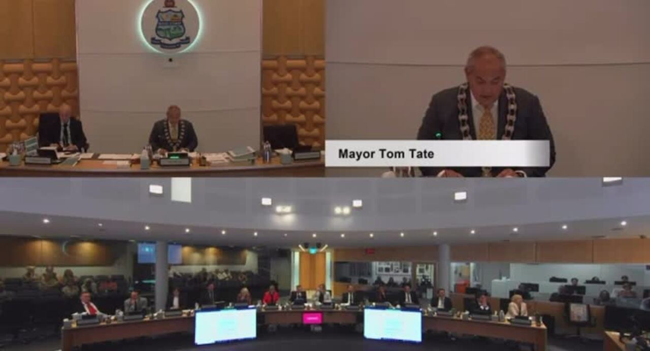 Gold Coast Mayor Tom Tate accused of "muffling" at a full council meeting.