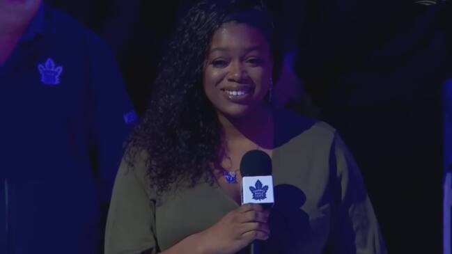 Toronto Maple Leafs Fan Step In For Anthem Singer After Mike Cuts Out ...