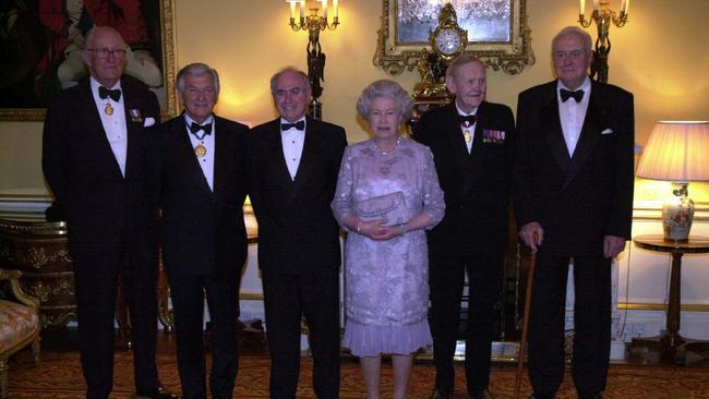 Queen Elizabeth II with former Australian Prime Ministers, (L-R) Malcolm Fraser, Bob Hawke, John Howard, John Gorton and Gough Whitham, before a dinner at Buckingham Palace in 2000.