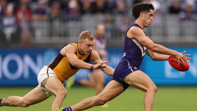 Fremantle’s Adam Cerra breaks clear of James Worpel.