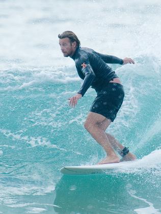 Aussie actor Simon Baker shows his surfing prowess carving up the waves ...