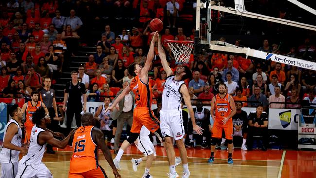 Taipans Cameron Gliddon shoots for the hoop as Melbourne Uniteds Todd Blanchfield tries to block