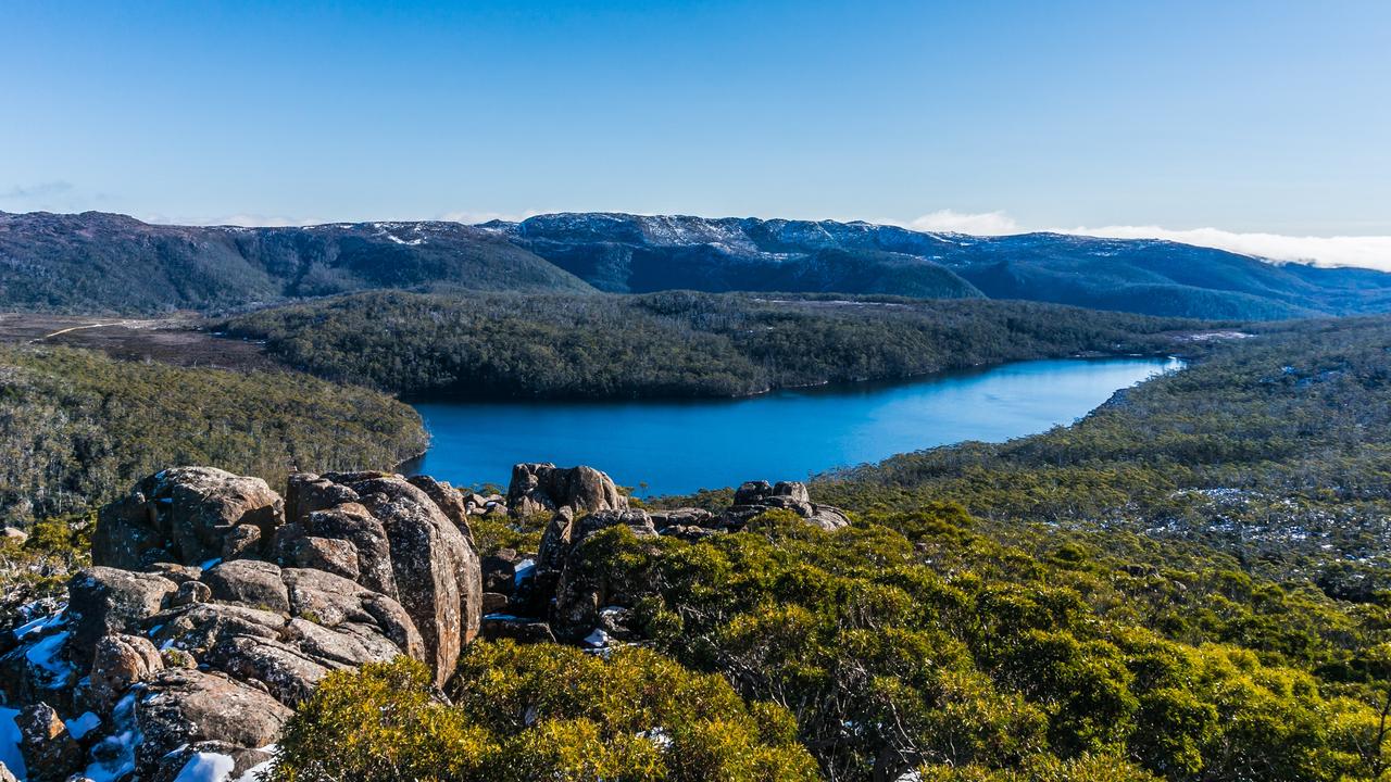 Two bushwalkers rescued after bad weather sweeps in