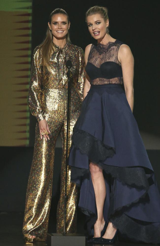 Heidi Klum and Rebecca Romijn present the award for top soundtrack at the 2016 American Music Awards. Picture: AP