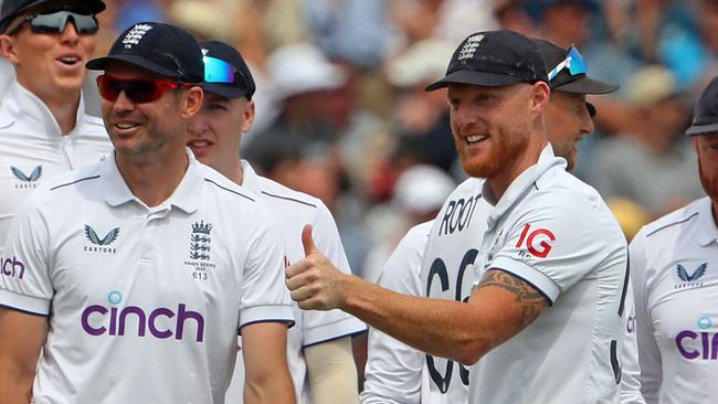 England's captain Ben Stokes (R) gives a thumbs-up during the late Aussie collapse. Picture: AFP