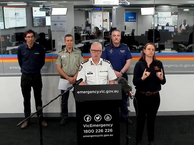 Rick Nugent, Emergency Management Commissioner (speaking) is joined by L to R: Keris Arndt, senior meteorologist Bureau of Meteorology, Aaron Kennedy, Forest Fire Management Victoria Acting Chief Fire Officer and Jason Heffernan, Chief CFA Chief Officer to update the community on the current fire situation and weather outlook across Victoria.