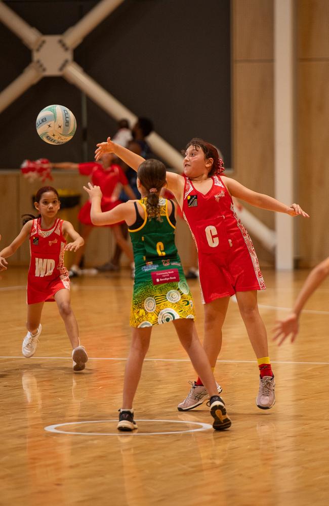 Waratahs White take on the PINTS Dragons in the 2023 Darwin Netball under-11 Div 2 grand final. Picture: Pema Tamang Pakhrin