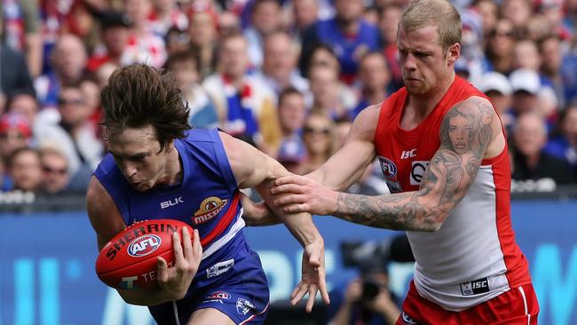 Sydney Swan Zak Jones tackles Western Bulldog Liam Pickett during the 2016 AFL Grand Final match at the ‘G. Picture: Wayne Ludbey