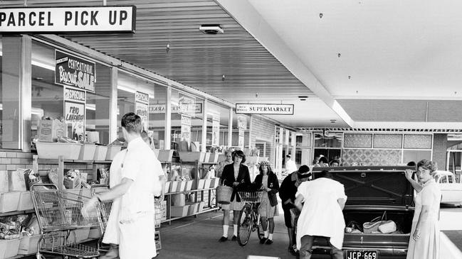 Picking up parcels at Chaddy. Picture: State Library Victoria