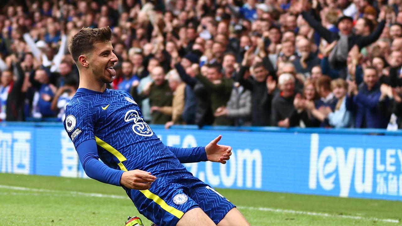 Chelsea's English midfielder Mason Mount celebrates scoring his team's first goal during the English Premier League football match between Chelsea and Norwich City at Stamford Bridge in London on October 23, 2021. (Photo by Adrian DENNIS / AFP) / RESTRICTED TO EDITORIAL USE. No use with unauthorised audio, video, data, fixture lists, club/league logos or 'live' services. Online in-match use limited to 120 images. An additional 40 images may be used in extra time. No video emulation. Social media in-match use limited to 120 images. An additional 40 images may be used in extra time. No use in betting publications, games or single club/league/player publications. /