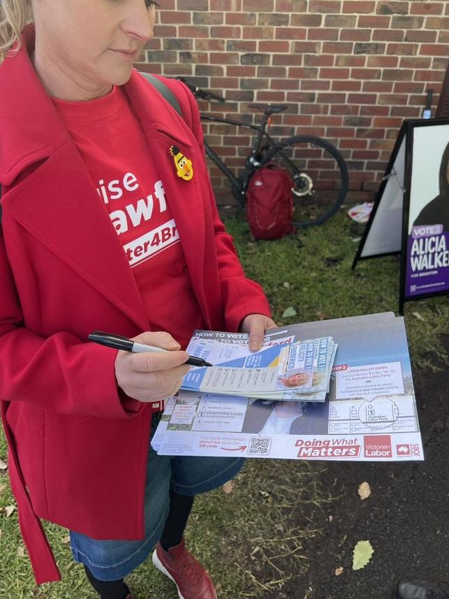 A friendly Labor red shirts helps out a teal in distress.