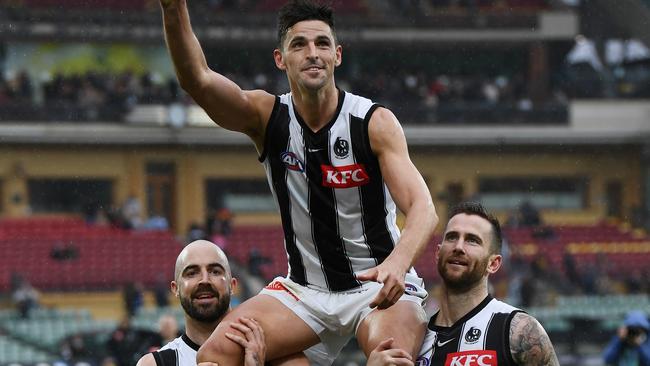 ADELAIDE, AUSTRALIA - JULY 16: Scott Pendlebury of the Magpies is chaired off by Steele Sidebottom and Jeremy Howe of the Magpies for his 350th game during the round 18 AFL match between the Adelaide Crows and the Collingwood Magpies at Adelaide Oval on July 16, 2022 in Adelaide, Australia. (Photo by Mark Brake/Getty Images)