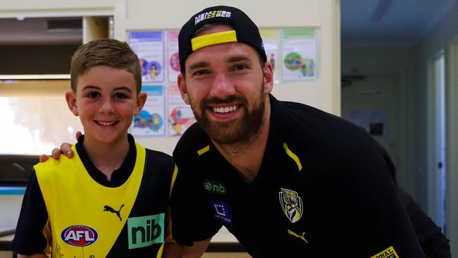 Young Mildura Tigers fan poses for pic with Noah Balta