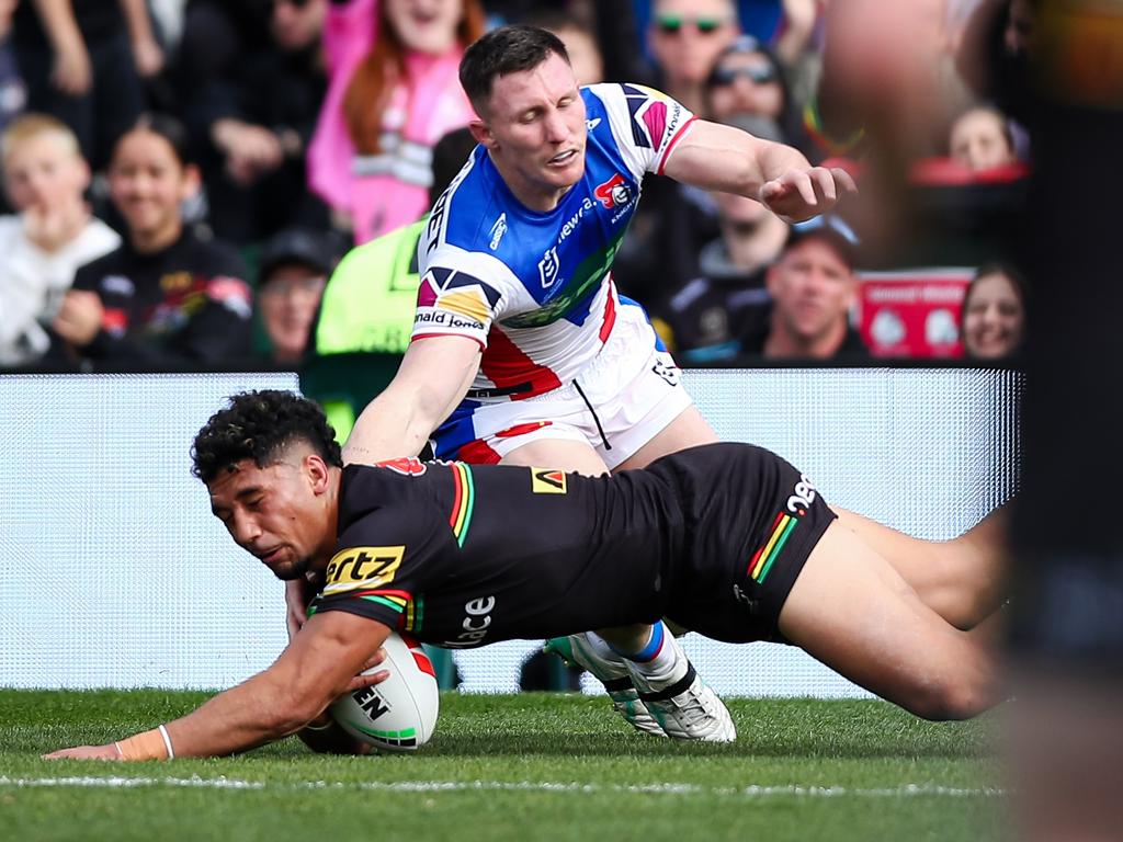 Izack Tago scores a try. Picture: NRL Photos