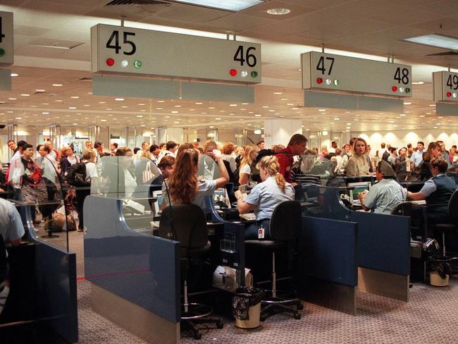 Travellers at Sydney International Airport queue at immigration. 21/01/97.New South Wales (NSW) / Aviation / Airports / Customs / Security