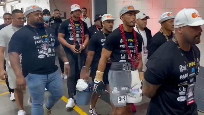 OneFour member Spenny (left in white) with Paulo Aokuso’s team before his fight.