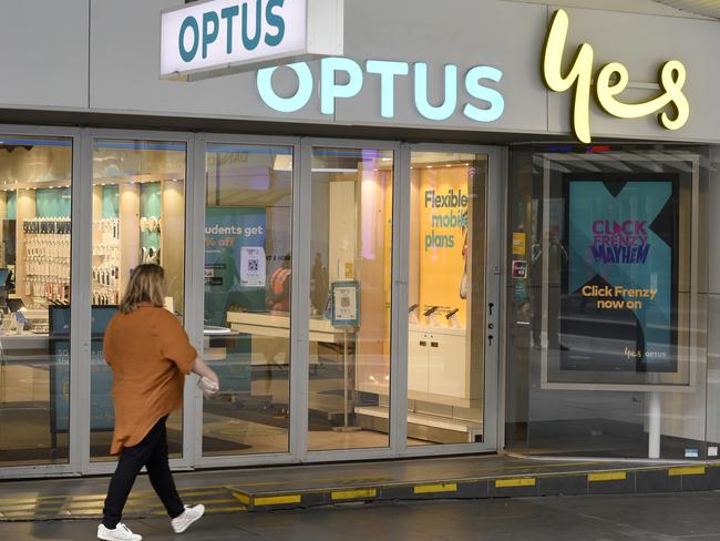 Optus has reportedly been sending letters to dead people and others who have never been customers at all over the recent cyber attack. Picture: NCA NewsWire / Andrew Henshaw