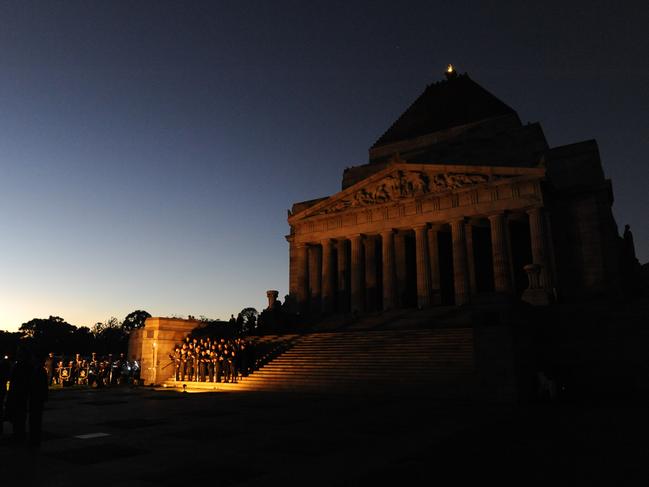 Crowds gather at the Shrine of Remembrance in Melbourne for the ANZAC Day dawn service. Picture: Andrew Henshaw