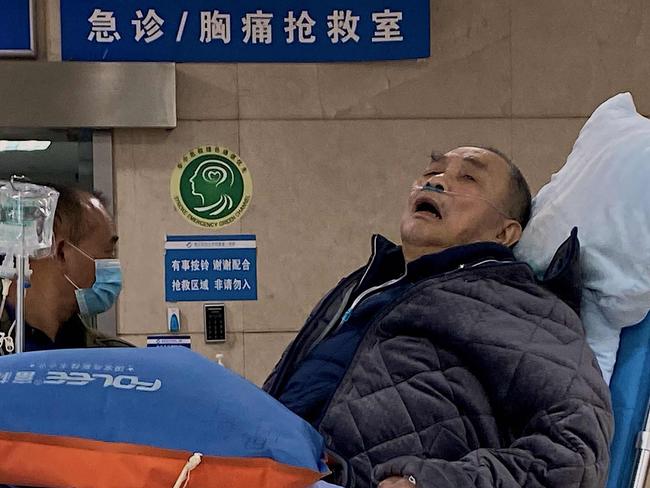 An elderly covid-19 coronavirus patient lies on a stretcher at the emergency ward of the First Affiliated Hospital of Chongqing Medical University in China's southwestern city of Chongqing on December 22, 2022. (Photo by Noel Celis / AFP)