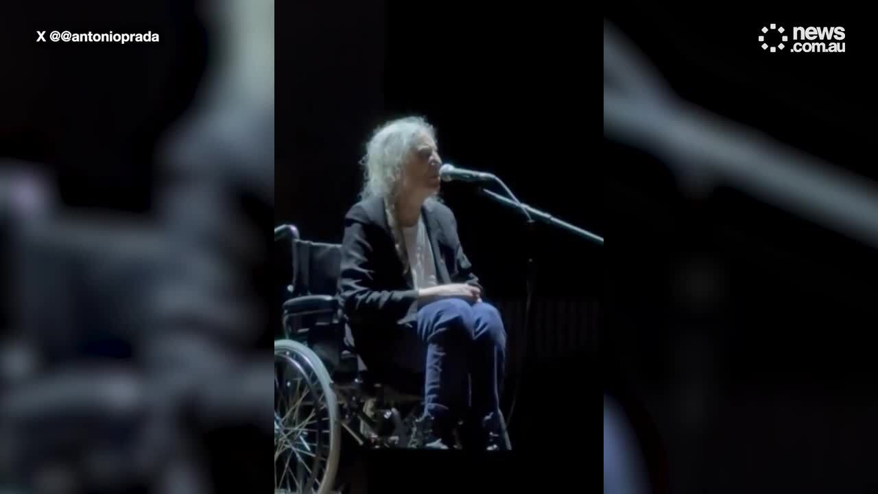 Patti Smith apologises to crowd after collapsing onstage