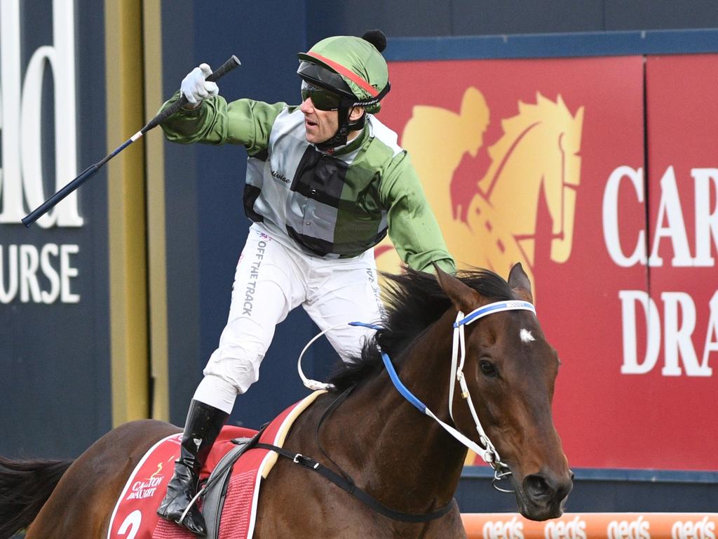 MELBOURNE, AUSTRALIE - 16 OCTOBRE: Brett Prebble chevauchant Incentivize remportant la course 9, la Carlton Draft Caulfield Cup, lors de la journée de la Caulfield Cup à l'hippodrome de Caulfield le 16 octobre 2021 à Melbourne, Australie.  (Photo de Vince Caligiuri/Getty Images)