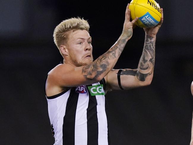 Jordan de Goey of the Magpies runs with the ball during the Round 1 AFL match between Western Bulldogs and Collingwood Magpies at Marvel Stadium in Melbourne, Friday, March 20, 2020. (AAP Image/Michael Dodge) NO ARCHIVING, EDITORIAL USE ONLY