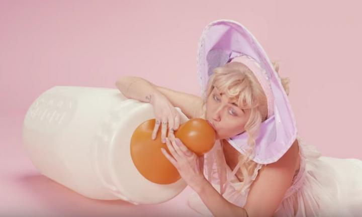 Miley Cyrus video for bb talk adult baby | Kidspot