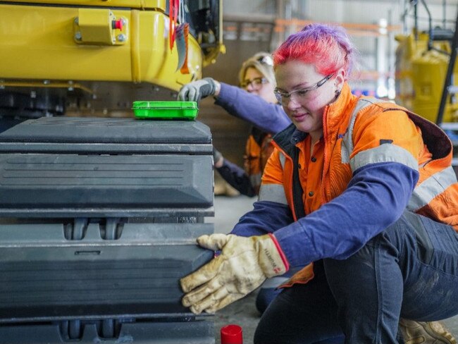 Caitlyn works as a mobile plant mechanic at Komatsu in Fairfield.