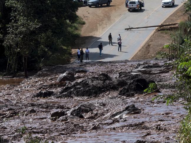 A road is blocked after a dam collapsed near Brumadinho, Brazil, Friday, Jan. 25, 2019. Brazilian mining company Vale SA said it didnâ€™t yet have information on deaths or injuries at the dam but said that tailings have reached the community of Vila Ferteco. (Leo Drumond/Nitro via AP)