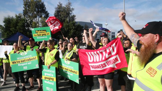 Woolworths workers on a picket line at the Dandenong South Distribution centre. Picture: David Crosling/NewsWire